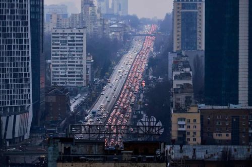 Đoàn xe đi về phía tây sau khi Nga tấn công Ukraine