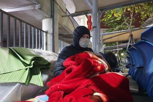 Phận người trong giá buốt: Những người chăm bệnh nhân ở bệnh viện