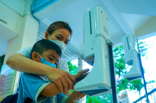 TPHCM: Phụ huynh, học sinh mệt mỏi khi F0 tăng mạnh trong trường học