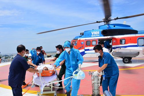 Điều trực thăng đưa ngư dân vào đất liền cấp cứu