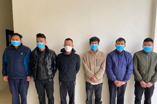 Say sưa đánh bạc trong ngôi nhà lắp hệ thống camera dày đặc