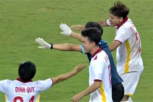 Ban huấn luyện U23 Việt Nam nhắc cầu thủ giữ khoảng cách khi ăn mừng