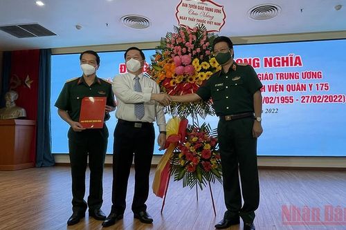 Trưởng Ban Tuyên giáo Trung ương thăm, chúc mừng các thầy thuốc tại TP Hồ Chí Minh