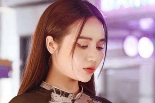 Hai diễn viên Thương ngày nắng về làm mẫu áo dài họa tiết tri ân y, bác sĩ
