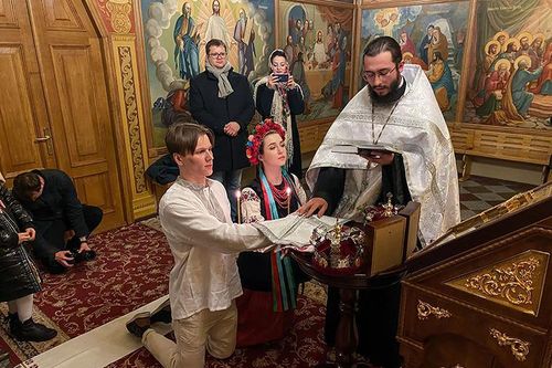 Ukraine bị tấn công, cặp đôi vội vàng làm đám cưới trong tiếng còi báo động