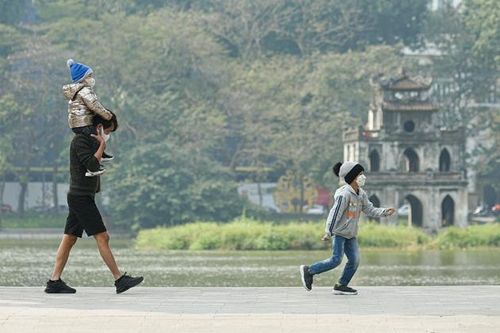 Người dân Thủ đô dạo phố tận hưởng thời tiết đẹp sau nhiều ngày rét