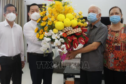 Trưởng Ban Tuyên giáo Trung ương Nguyễn Trọng Nghĩa thăm, chúc mừng các nguyên lãnh đạo Bộ Y tế và một số bệnh viện tại TP. Hồ Chí Minh