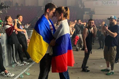 Sự thật về bức ảnh đôi trẻ Nga - Ukraine tựa đầu vào nhau
