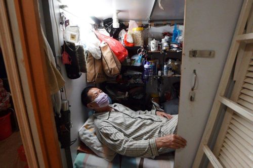 Cư dân 'nhà quan tài' ở Hong Kong khổ sở khi mắc Covid-19