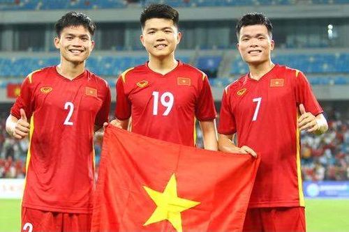 Nghệ sĩ vỡ òa khi U23 Việt Nam giành chức vô địch