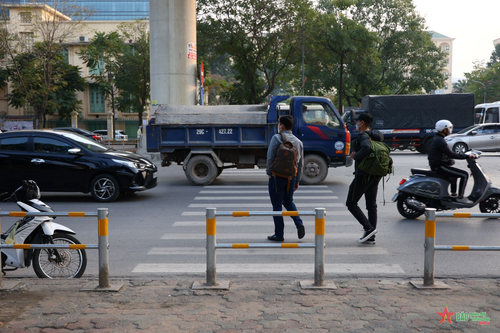 Hà Nội cắt bỏ rào chắn vỉa hè gây khó khăn cho người đi bộ