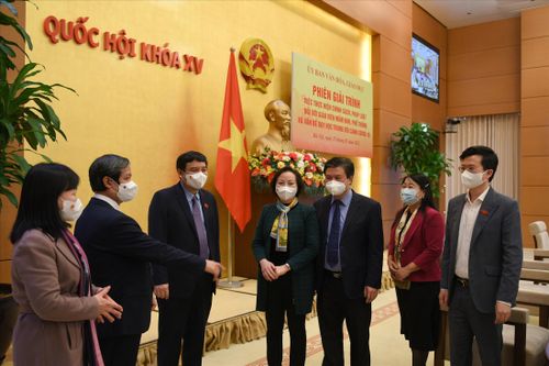 Mở cửa trường học: Lo lắng nhưng không thể khác