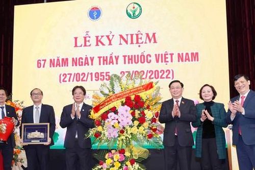 Chủ tịch Quốc hội: Không giấy bút nào tả hết được sự vất vả, hy sinh của cán bộ y tế