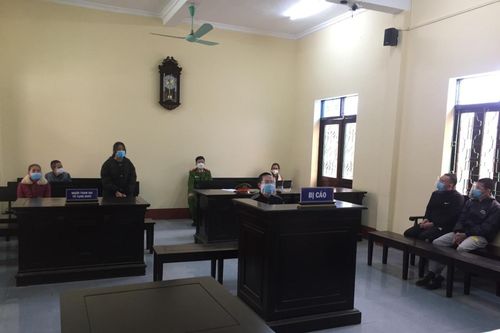 Quay lén nữ sinh tắm rồi tống tiền