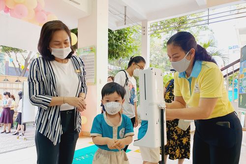 TPHCM: F0 tăng nhanh, trường học gồng mình