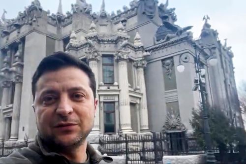 Tổng thống Ukraine: Tôi cần súng đạn, không cần đi nhờ xe