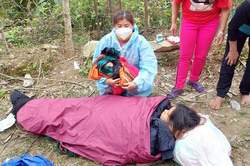 Cán bộ y tế xã đi lấy mẫu COVID-19 giúp thai phụ người Khơ Mú 'sinh rơi' bên lề đường