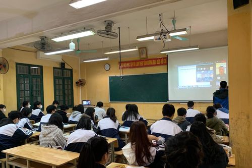 Phụ huynh, hiệu trưởng xót xa khi giáo viên F0 dạy online