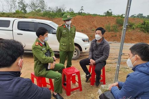 Trại lợn xả ngầm dòng nước đen hôi thối ra sông Bến Hải