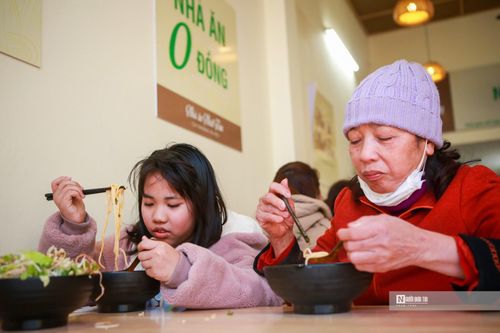 Ấm áp quán ăn 0 đồng giữa lòng Thủ đô