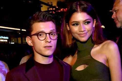 Tóc dài ngang vai khó tạo kiểu? Học Zendaya kiểu xoăn bồng bềnh đẹp ná thở này đi!