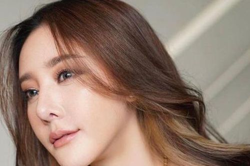 Cuộc đời đầy biến cố của 'biểu tượng quyến rũ' Thái Lan Tangmo Nida (Chiếc Lá Cuốn Bay)