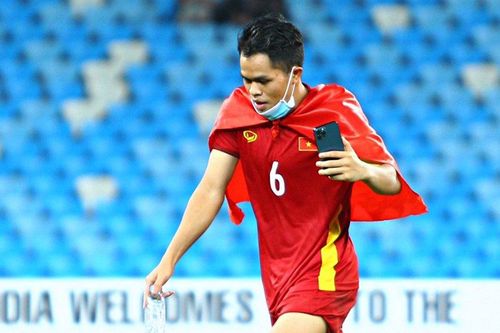 Dụng Quang Nho ăn mừng chức vô địch cùng gia đình qua điện thoại