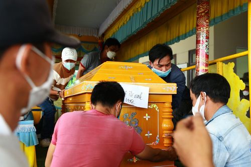 Người thân đau xót đưa 7 nạn nhân vụ lật cano đi hỏa táng