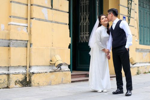 Người dân Hà Nội đổ về Hồ Gươm đi dạo, chụp ảnh tận hưởng ngày nắng ấm