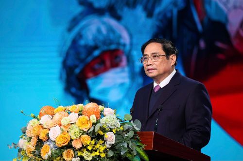 Thủ tướng: Khẩn trương đề xuất ban hành chính sách đặc thù đối với nhân viên y tế