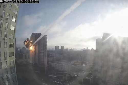 Nga nói chính tên lửa phòng không Ukraine bắn trúng chung cư ở Kiev