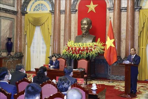 Hình ảnh những cán bộ y tế tận tâm, tận lực với công việc đã ghi sâu vào tâm trí của người Việt Nam