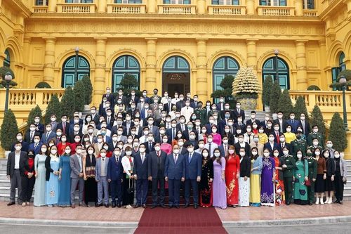 Chủ tịch nước Nguyễn Xuân Phúc: Tiếp tục quan tâm, chăm lo nhiều hơn nữa đến đội ngũ y bác sĩ, cán bộ y tế