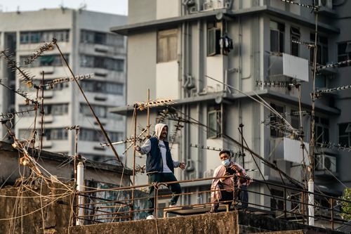 Ngủ trên mái nhà vì không có chỗ cách ly Covid-19 ở Hong Kong