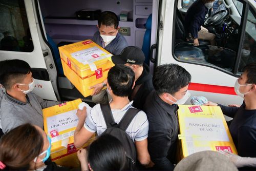 Tro cốt ba người trong một gia đình vụ lật cano được đưa về Hà Nội