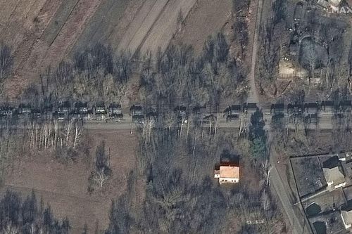 Ảnh vệ tinh: Hàng trăm xe quân sự Nga xếp hàng dài 5km hướng về Kiev