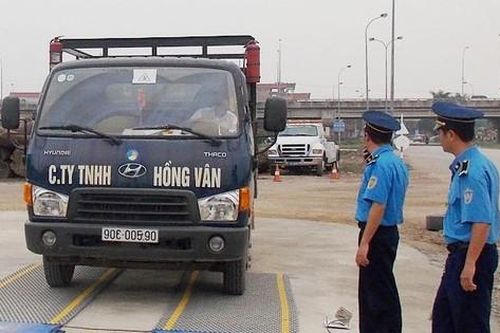 Trạm cân di động phát hiện hơn 30 'hung thần' xe tải trên cầu Thăng Long