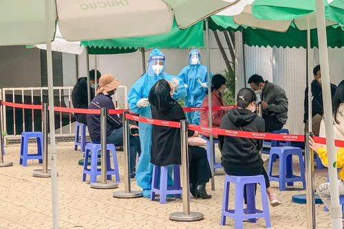 F0 tăng nhanh, điểm xét nghiệm COVID-19 tại Hà Nội đông từ sáng đến chiều tối