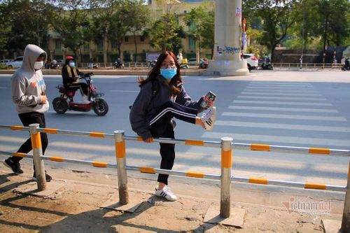 Vỉa hè Hà Nội vô vàn 'nhiệm vụ', trừ việc dành cho... người đi bộ