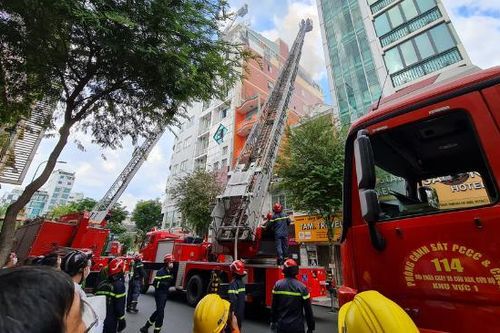 Cháy lớn khách sạn trung tâm TP.HCM, cứu sống 3 nạn nhân
