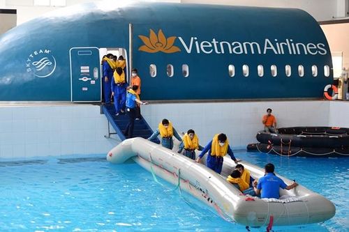 Cận cảnh buổi trải nghiệm của học sinh làm phi công, tiếp viên trên máy bay