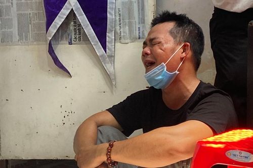 Người đàn ông run bần bật, khóc nức nở khi đón thi thể mẹ và chị gái trở về sau vụ chìm tàu ở Cửa Đại