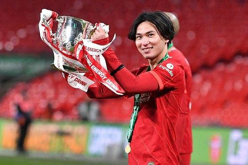 Hành động đẹp của Minamino trong lễ ăn mừng vô địch League Cup