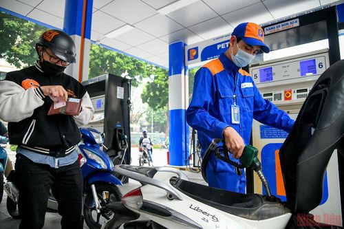 Giá xăng dầu tăng lần thứ 6 liên tiếp, người dân Thủ đô tranh thủ đi mua trước giờ tăng giá