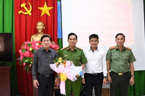 Trao thưởng cho tập thể và cá nhân trong vụ bắt đối tượng cướp ngân hàng