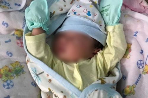 Bé gái bị bỏ rơi trong sân nhà thờ giữa đêm giá lạnh