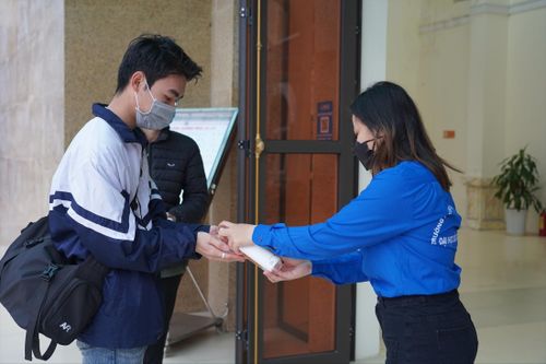 F0 gia tăng, nhà trường và sinh viên đều rối