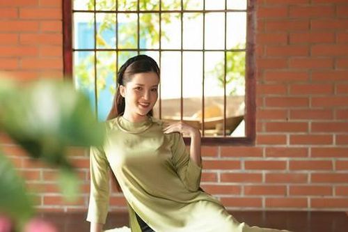 Hoa khôi Huỳnh Thúy Vi duyên dáng hưởng ứng 'Tuần lễ Áo dài'