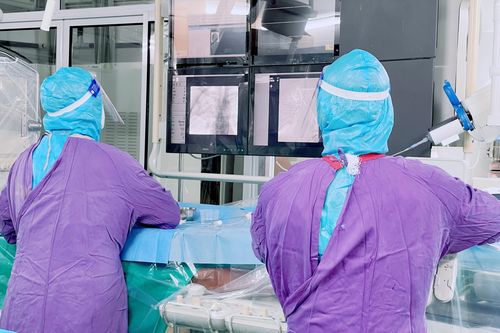 Cứu sống một bệnh nhân COVID-19 bệnh nền lao, ho ra máu ồ ạt