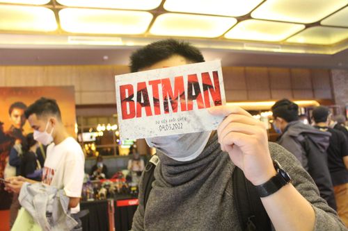 Khán giả Hà Nội xếp hàng dài chờ xem 'bom tấn The Batman' 2022